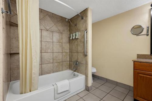 a bathroom with a tub and a toilet at Best Western Center Pointe Inn in Branson