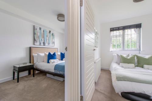 a bedroom with a bed and a couch in it at Modern 2BR Flat with 3 Beds Urban Getaway - Cherry in London