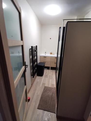 eine offene Tür zu einem Zimmer mit einem Schreibtisch in der Unterkunft Maison de village sur 2 étage in Saint-Gilles