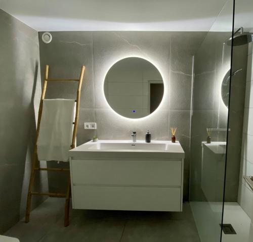 a bathroom with a white sink and a mirror at Casa Montebello in Cautivador