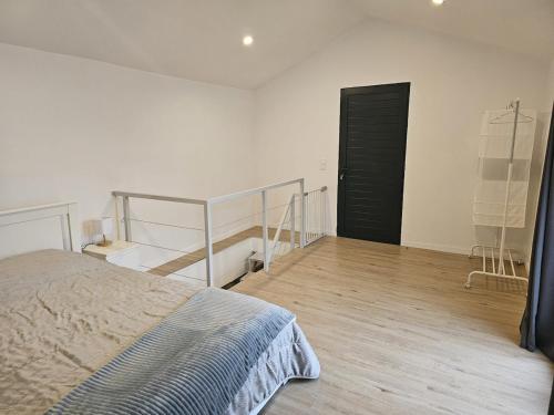 een slaapkamer met een bed en een zwarte deur bij Villa Júlia, Mountain retreat in Santa Cruz