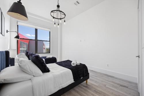 Χώρος καθιστικού στο Lofts at Kearny - Rustic Chic 1-3BR Lofts with Quick NYC Access & On-Site Gym