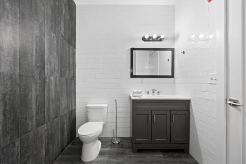 Ένα μπάνιο στο Lofts at Kearny - Rustic Chic 1-3BR Lofts with Quick NYC Access & On-Site Gym
