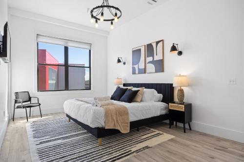 Ένα ή περισσότερα κρεβάτια σε δωμάτιο στο Lofts at Kearny - Rustic Chic 1-3BR Lofts with Quick NYC Access & On-Site Gym