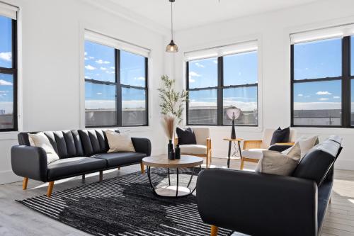 Χώρος καθιστικού στο Lofts at Kearny - Rustic Chic 1-3BR Lofts with Quick NYC Access & On-Site Gym