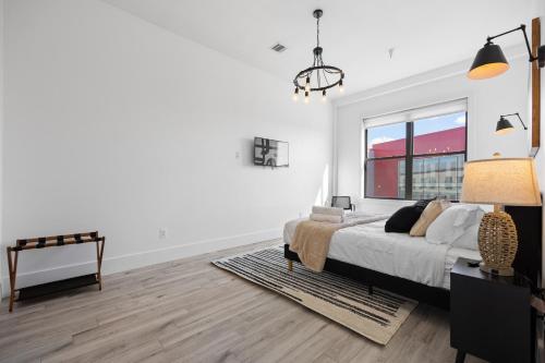 Ένα ή περισσότερα κρεβάτια σε δωμάτιο στο Lofts at Kearny - Rustic Chic 1-3BR Lofts with Quick NYC Access & On-Site Gym