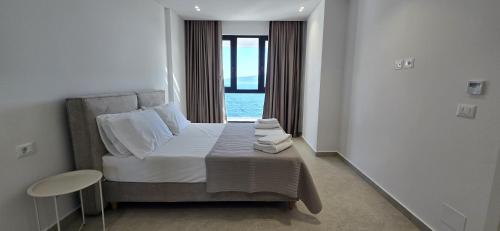 une chambre avec un grand lit et une fenêtre dans l'établissement SeaLuxe Residence, à Saranda
