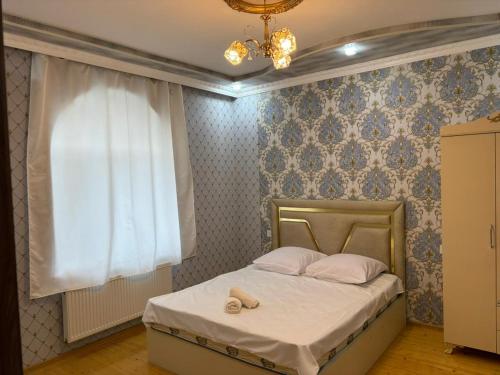 een kleine slaapkamer met een bed en een raam bij Villa Vip in Gabala