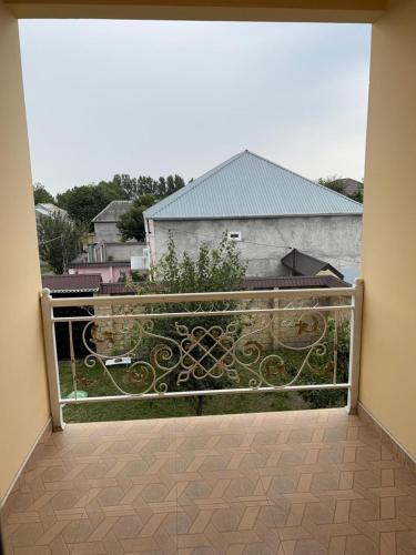 balkon z bramką i widokiem na budynek w obiekcie Villa Vip w mieście Qəbələ