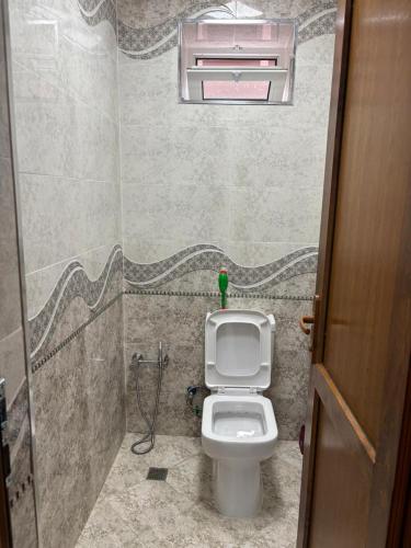 łazienka z toaletą i umywalką w obiekcie Villa Vip w mieście Qəbələ