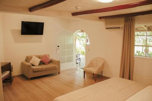Televisyen dan/atau pusat hiburan di HOTEL & SPA LAGUNA SECA