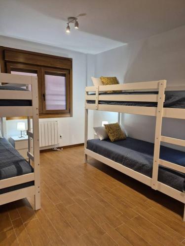 Ένα ή περισσότερα κρεβάτια σε δωμάτιο στο Apartamento la Última Orilla - Mar y Garaje