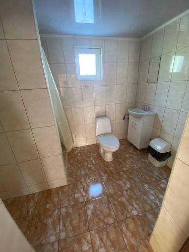 a small bathroom with a toilet and a sink at Відпочинок в Карпатах in Nizhne-Studënyy