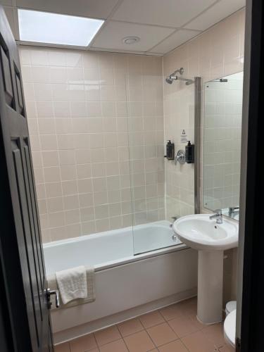Un baño de Mercure Hull Grange Park Hotel