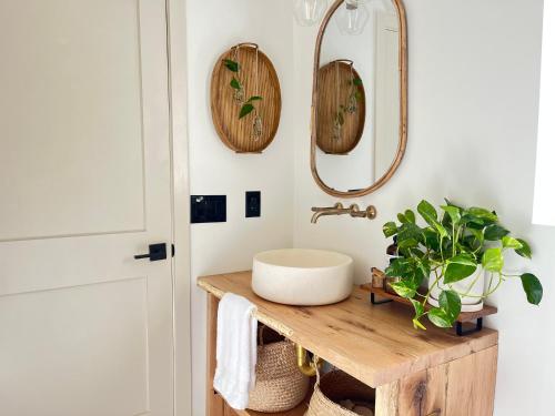a bathroom with a sink and a mirror at La Casa de Tutti in Decatur