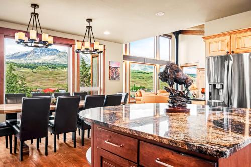 a kitchen with a dining room with a table and chairs at Sun Outdoors Yellowstone North in Gardiner
