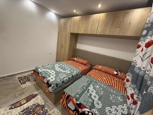 2 Einzelbetten in einem Zimmer mit in der Unterkunft porto golf marina in El-Alamein