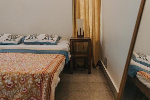 Ένα ή περισσότερα κρεβάτια σε δωμάτιο στο Anokhi Garden Guesthouse and Cafe