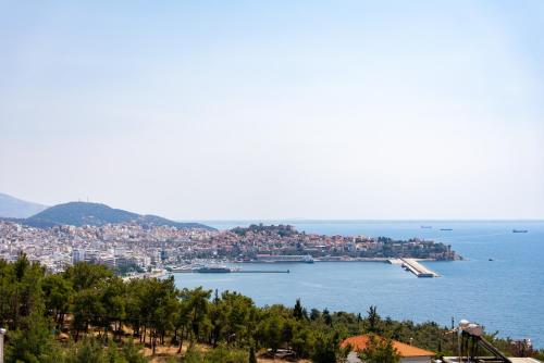 Blick auf die Stadt und einen Wasserkörper in der Unterkunft Seametry premium residencies Kavala in Kavala