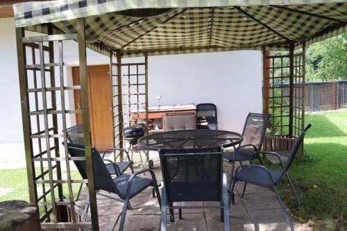 Ein Garten an der Unterkunft Apartmány u řeky Nežárky