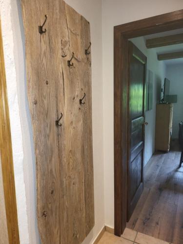 a wooden door in the corner of a room at Ferienwohnungen beim Silbergersee in Oberaudorf