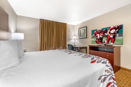 Ένα ή περισσότερα κρεβάτια σε δωμάτιο στο Red Roof Inn Charlestown