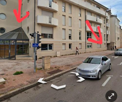 a car parked in a parking lot in front of a building at Le Clairvaux - Proche centre avec 1 place en parking souterrain in Dijon