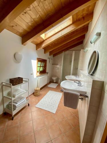 a bathroom with a sink and a mirror at Maiwand in Flintsbach