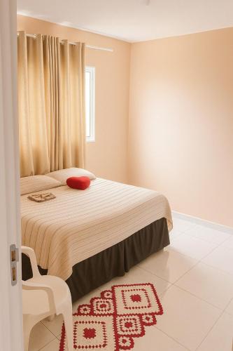 a small bedroom with a bed and a chair at Excelente Apartamento Inteiro Valparaíso 2 Quartos in Valparaíso de Goiás