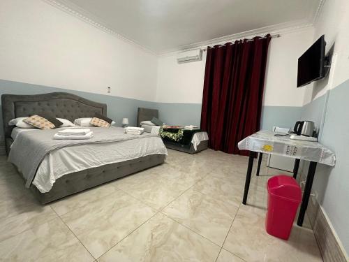 罗马TERMINI ROMA CENTRo的一间卧室配有床和红色窗帘