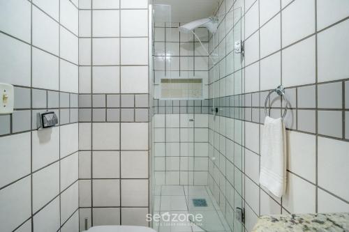 ein Badezimmer mit Dusche und Toilette in der Unterkunft Condomínio bem localizado a 100m da Praia - CSC in Florianópolis