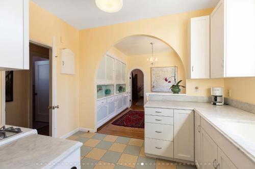 Η κουζίνα ή μικρή κουζίνα στο Lovely Noe Valley Condo W Light, View & Parking!