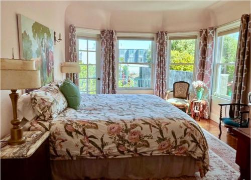 Ένα ή περισσότερα κρεβάτια σε δωμάτιο στο Lovely Noe Valley Condo W Light, View & Parking!