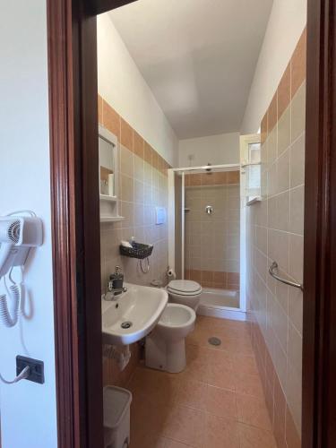 a bathroom with a toilet and a sink at camere Rosignoli in Assisi