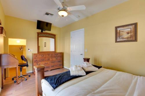 - une chambre avec un lit, une commode et un piano dans l'établissement Saguaro House, à Apache Junction