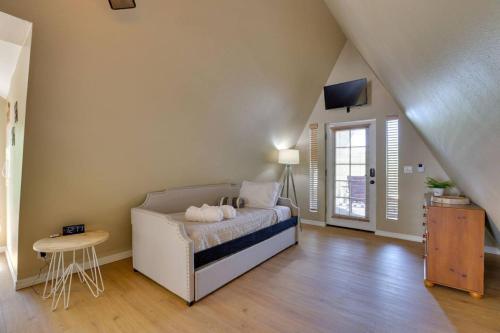 une chambre avec un lit et une table dedans dans l'établissement Cholla, à Apache Junction