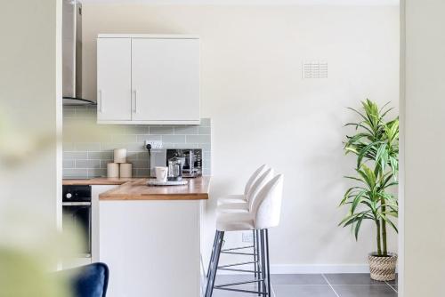 Kuchyň nebo kuchyňský kout v ubytování Beautiful apartment in Claygate Close to London