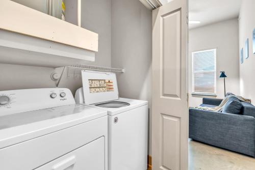 Gambar di galeri bagi Bright and Breezy Studio di Fort Worth