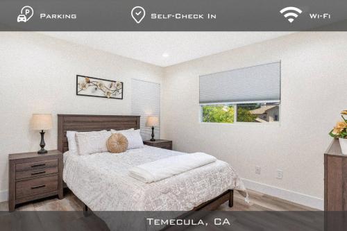 1 dormitorio con cama y ventana con sombra en Spacious Extended Stay Temecula, en Temecula