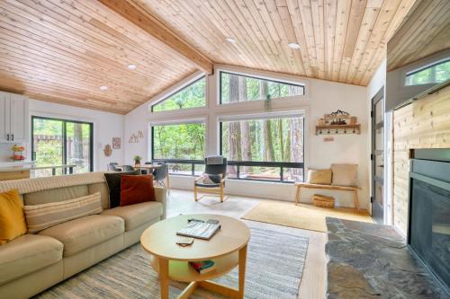 Posezení v ubytování Forest Cabin Retreat - Dog Friendly - Hot Tub