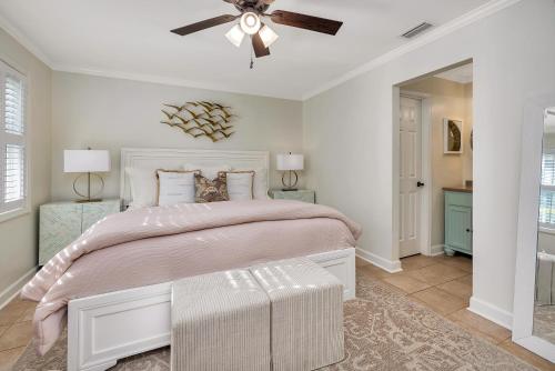 ein Schlafzimmer mit einem Bett und einem Deckenventilator in der Unterkunft Harbour Oaks #401 in Saint Simons Island