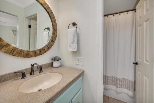 ein Badezimmer mit Waschbecken und Spiegel in der Unterkunft Harbour Oaks #401 in Saint Simons Island