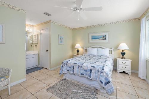 ein Schlafzimmer mit einem Bett und ein Badezimmer in der Unterkunft Harbour Oaks #403 in Saint Simons Island