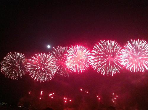 Un bouquet d'artifices de divertissement dans le ciel la nuit dans l'établissement Studio mer Croisette, à Cannes