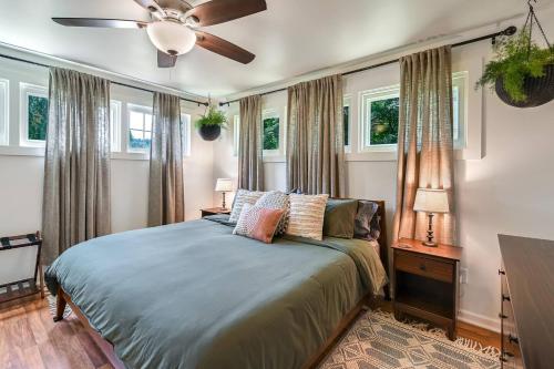 Ένα ή περισσότερα κρεβάτια σε δωμάτιο στο Cozy Love Nest 1BR - minutes to Downtown Asheville