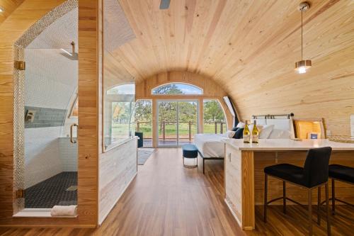 Φωτογραφία από το άλμπουμ του Romantic Chardonnay Wine Barrel Cabin σε Fredericksburg