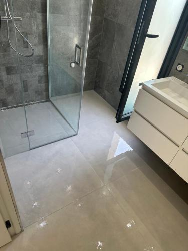 a bathroom with a shower and a sink at SUPERBE Villa PISCINE moderne - Cap brun - plage de Toulon in Toulon
