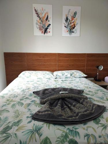 a blanket on a bed in a bedroom at Flat Pé de Mamão in Campinas