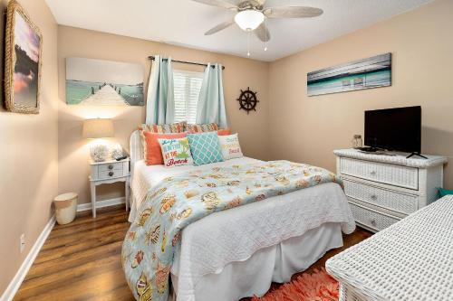 Un dormitorio con una cama y un televisor de pantalla plana. en Ocean Walk D4, en Mallory Park