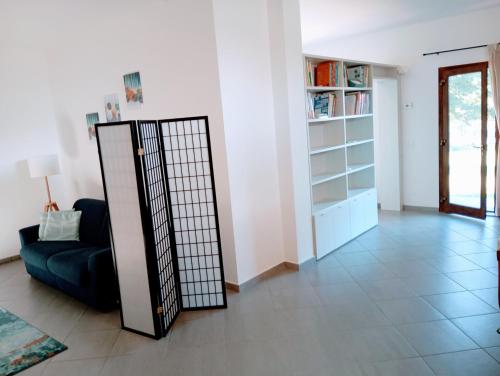 a living room with a couch and a book shelf at Poggio Capriolo in Acquapendente